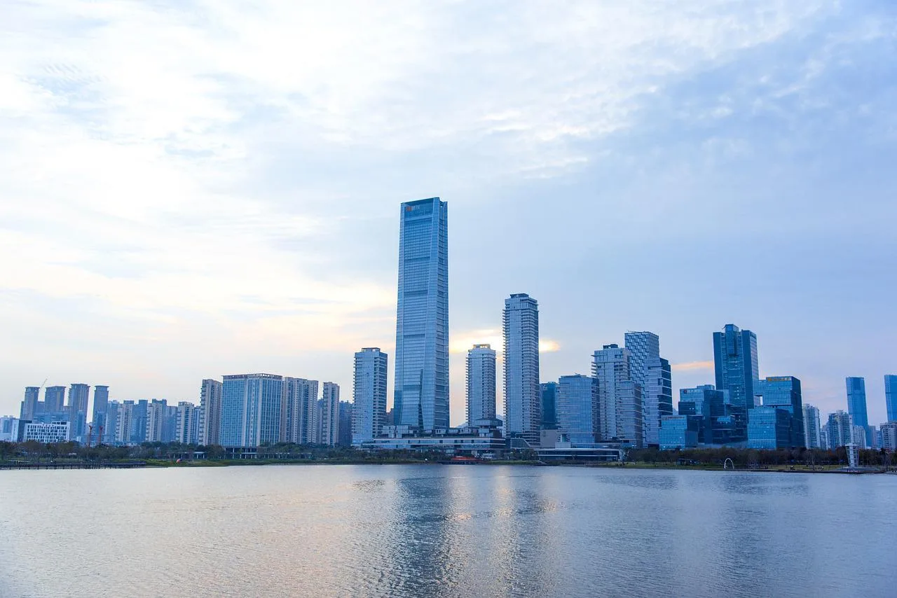 The Shenzhen Super High-Rise Data Center with a Height of 118 Meters and 3,000 Cabinets Topped Out