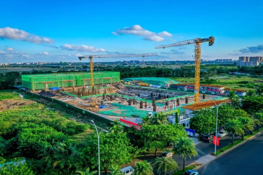 The first building of China Mobile (Hainan Haikou) Free Trade Port IDC project topping out